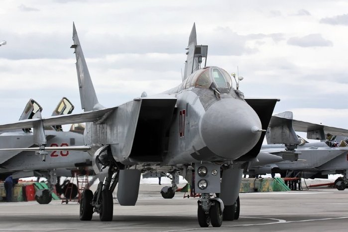 MiG-31   <ó: (cc) Vitaly V. Kuzmin at Wikimedia.org >