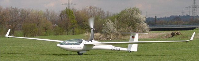 모터 글라이더는 엔진으로 사용하여 스스로 이륙할 수 있다. <출처 : Carsten Runge at wikimedia.org>