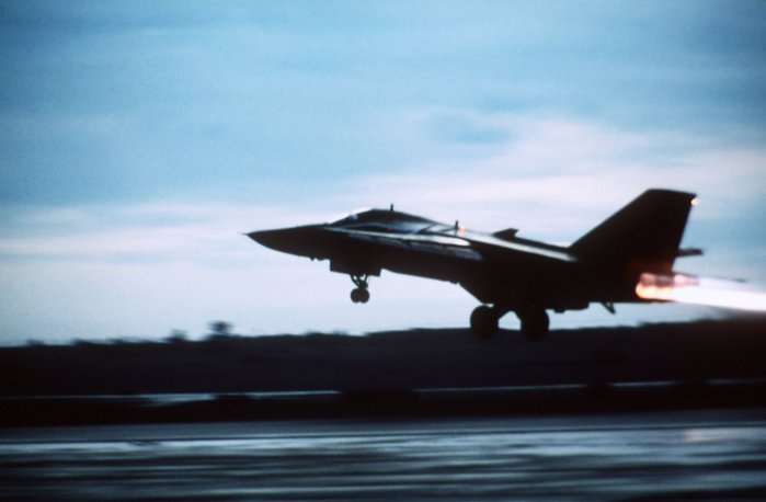 리비아 폭격을 위해 영국의 레이큰히스 공군기지에서 이륙 중인 F-111 <출처: 미 공군>
