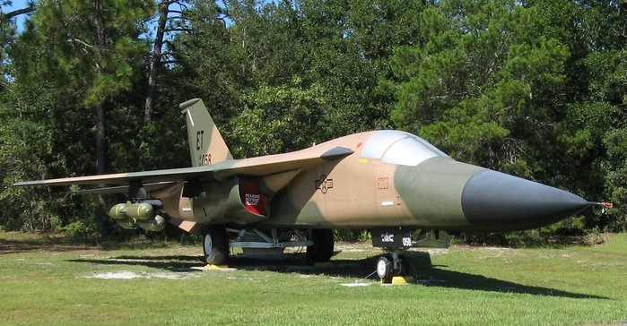 에글린 공군기지에 전시된 F-111E 기체 <출처: Greg Goebel>