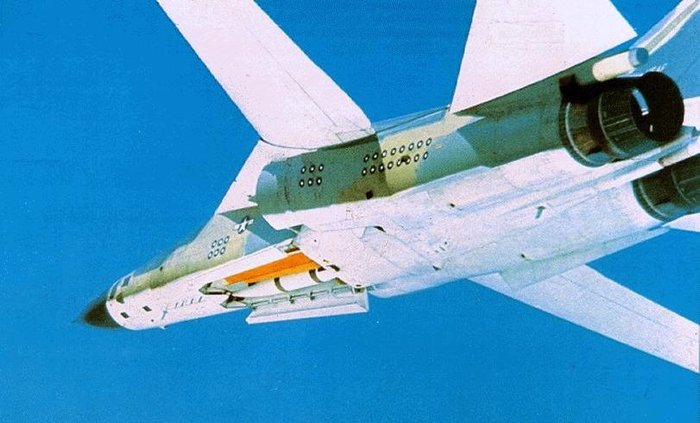 AGM-69 SLAM을 투하하기 위해 내부폭탄창을 개방한 FB-111 <출처: Public Domain>