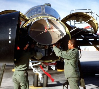 F-111D에 장착되는 APQ-130 지형 추적 레이더 <출처: 미 공군>