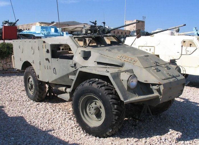 BTR-40  ϴٽ   ũⰡ ū    ִ. <ó: (cc) Bukvoed at Wikimedia.org >