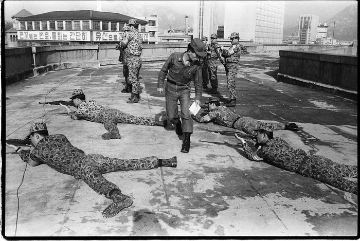 훈련중인 직장 예비군의 모습. 1973년 사진. <출처: 서울역사아카이브>
