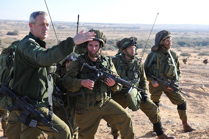 이스라엘 방위군<출처: IDF> 공군/기갑/공수여단/포병대 합동 예비군 훈련 간 지도 중인 베니 간츠(Benny Gantz) 당시 이스라엘 방위군 총참모장(중장). 이스라엘 방위군도 예비군의 의존도가 매우 높은 군대 중 하나다. <출처: Israel Defense Forces>