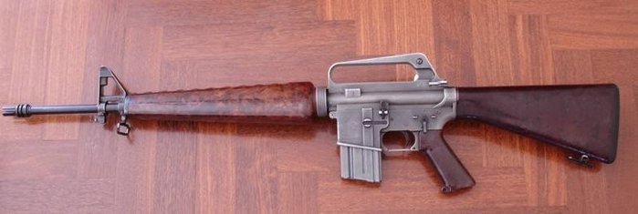 초기 양산형의 AR-15 소총. 