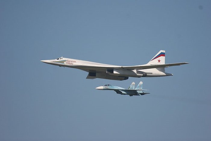 Su-27 ȣ    Tu-160. ݱ  ݷ    ȣ ޾ƾ  ŭ  ̱⵵ ϴ. < ó: (cc) Yuriy Lapitskiy at Wikimedia.org >