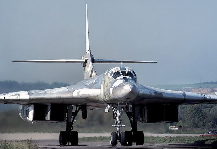 Tu-160 < ó: (cc) Rob Schleiffert at Wikimedia.org >