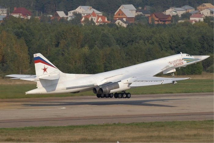 Tu-160M < ó: (cc) Sergey Krivchikov at Wikimedia.org >