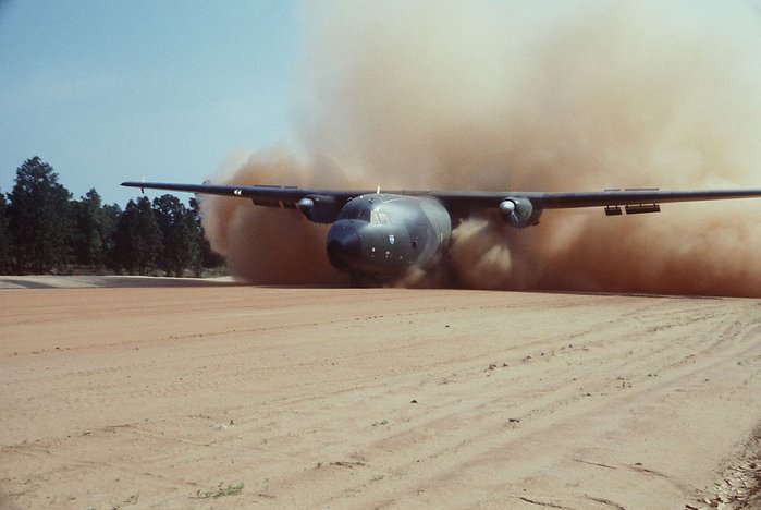  Ȱַο   C160 ۱ <ó: (cc) A1C Smelser, USAF at wikimedia.org>