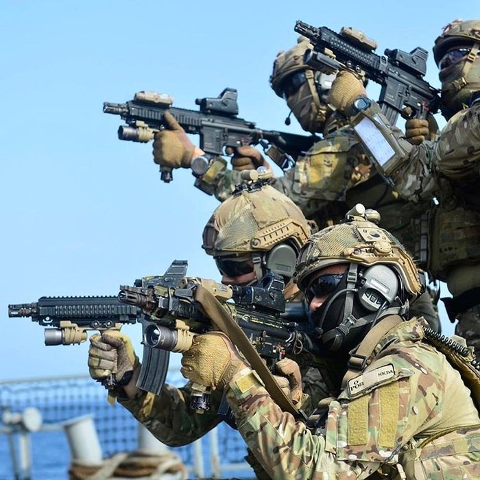 HK416으로 무장한 해군특수전전단 대원들 <출처: MUSAT, Inc.>