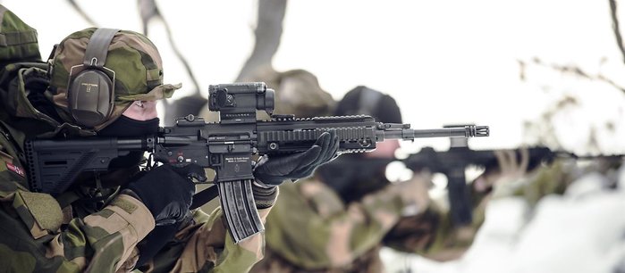 HK416으로 사격중인 노르웨이군 병사의 모습 <출처: 노르웨이 국방부>