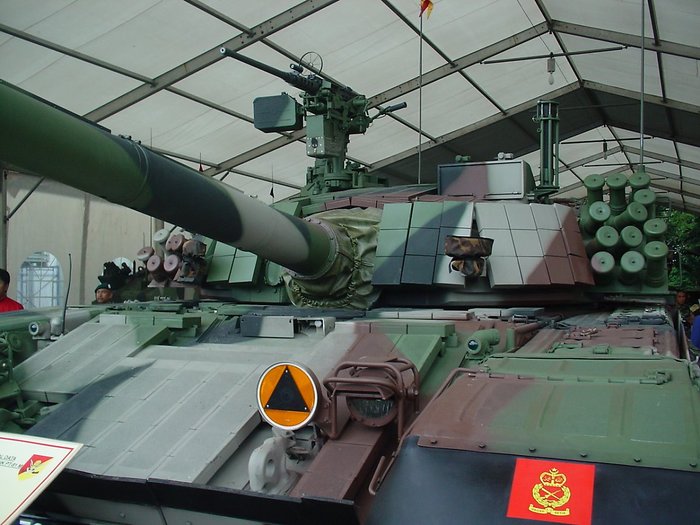 PT-91M ž   125mm Ȱ ܿ  鿡  12  ź߻, ׸  ť ޸ 12.7mm  δ. <ó: Wikimedia Commons>