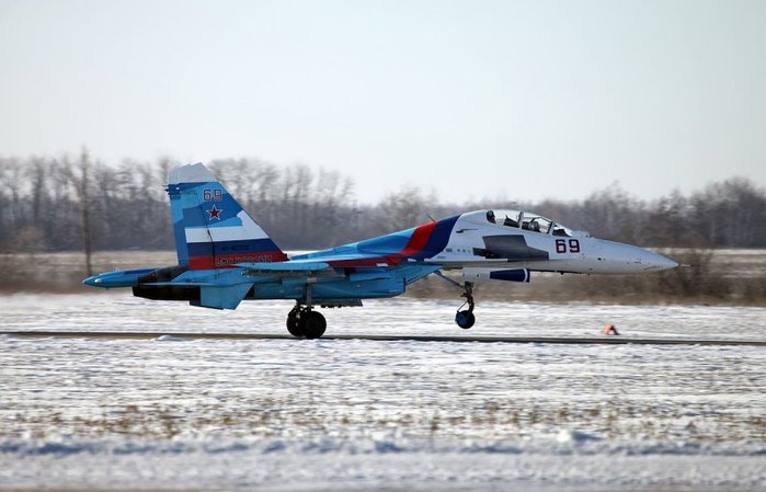Su-30 <ó: (cc) Vitaly V. Kuzmin at Wikimedia.org >