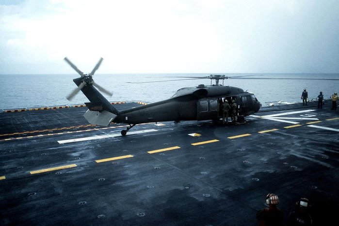 Ʈ ǻ  ԵǱ Ͽ LPH-9 (Guam) Կ  UH-60A ȣũ <ó:  >