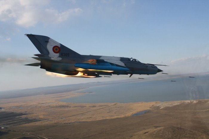 S-5  ߻ Ʒ  縶Ͼ  MiG-21.    Ȯ   ߿  . <ó: (cc) Mihai Zamfirescu at Wikimedia.org >