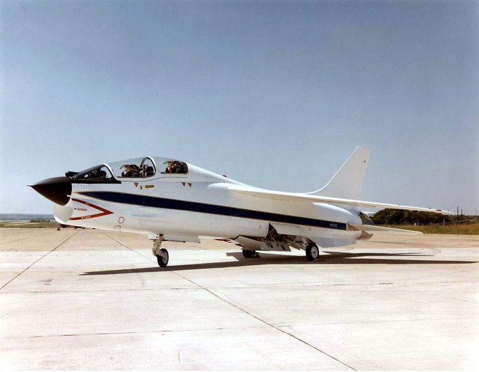 Ʒñ  TF-8A(F8U-1T) . ش  F8U-1 Ϻθ  ü, 1978 7 28 ʸ    ػ罺   ߶Ͽ ҽǵƴ. <ó: US Navy National Museum of Naval Aviation>
