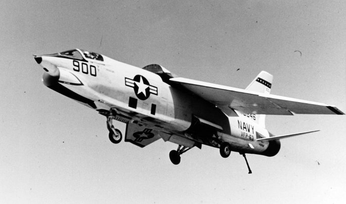  ر 63 (VFP-63) Ҽ RF-8A ũ缼̴  . 1967  ̵(USS Midway, CVA-41) ׸𿡼 Կ ̴. <ó: US National Archive>