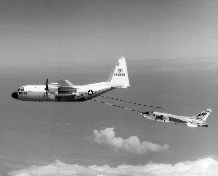 C-130 ߱κ  ޴    RF-8 . <ó: US Naval History and Heritage Command>