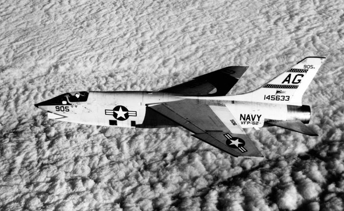 1960뿡 Կ  ر Ҽ RF-8A ũ缼̴. <ó: US Navy History and Heritage Command>