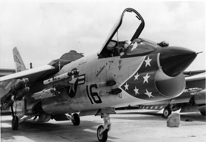  غ 235 õ  Ҽ F-8E . 250Ŀ ź  ϰ Ȱַη ̵  , 1967 4 23 Ʈ Կƴ. <ó: US Naval History and Heritage Command>