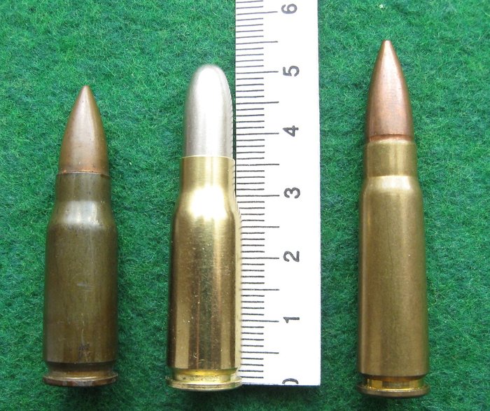 8mm 래피드 탄환(가운데)은 2차대전 당시 독일군의 7.92x33mm탄(좌)보다 약간 크고, 7,62x39mm탄(우)보다 약간 작다....