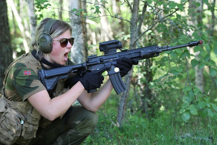 HK416N으로 무장한 노르웨이 여군 <출처: 노르웨이 국방부>
