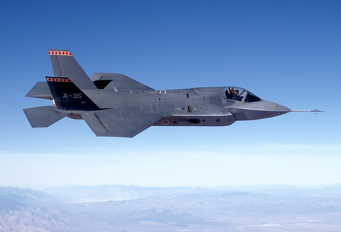  X-35 F-22    ڽ  ߴ. <ó: jsf.mil>