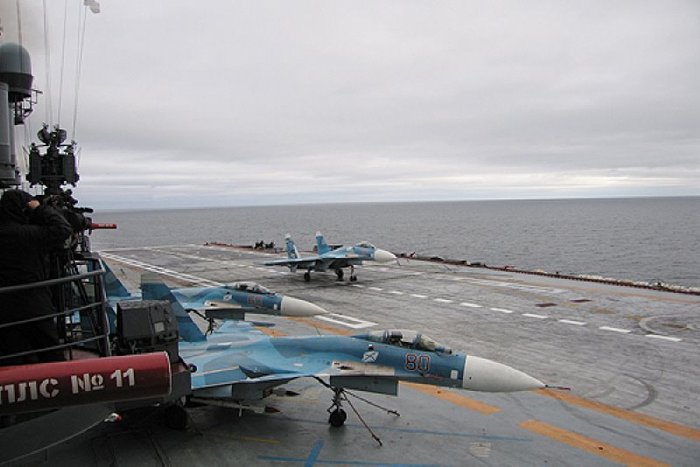 Su-33  Ű ϰ ũ ̾ ̿ Ѵ. <ó: Public Domain >