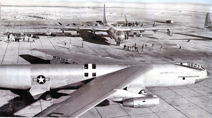 İ B-52  Բ  B-36 <ó: Public Domain >