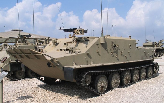 PT-76   BTR-50P ¼ <ó : (cc) Bukvoed at wikimedia.org>