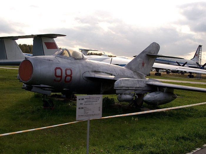 MiG-15bis <ó: (cc) Kirill Pisman at Wikimedia.org >