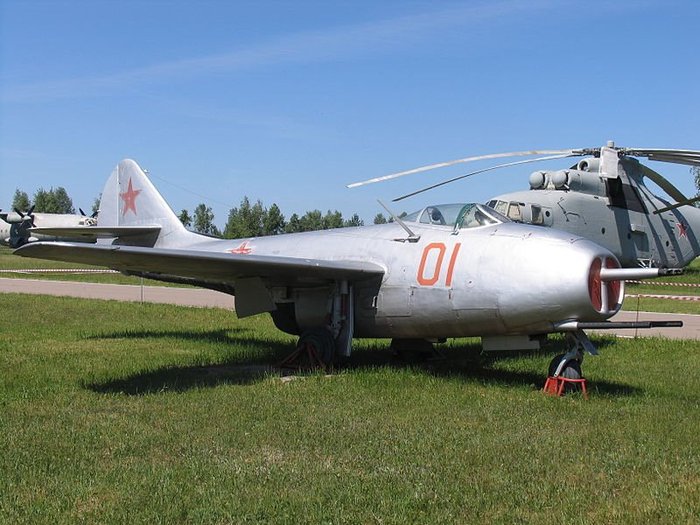 ҷ  Ʈ  MiG-9.   ׷  Ϻ  ־. <ó: (cc) Mike1979 Russia at Wikimedia.org >