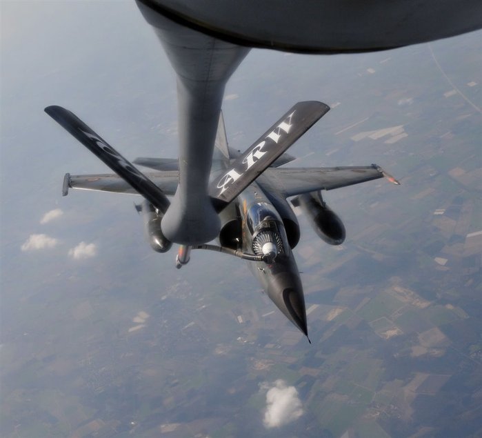   ̶ F1  100 ߱ Ҽ KC-135κ ߱ ް ִ. < /Staff Sgt. Austin M. May>