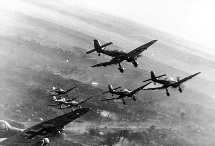   ްϿ  Ju 87 . ġ п ź Ͽ ڼ  ڵ ̷. <ó: (cc) Bundesarchiv >