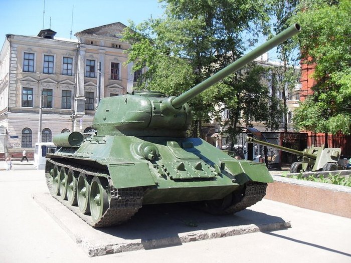 ź ũ̳ ϸŰ(ϸ)   T-34-85.   ̴. <ó: (cc) Ferran Cornellà at Wikimedia.org >