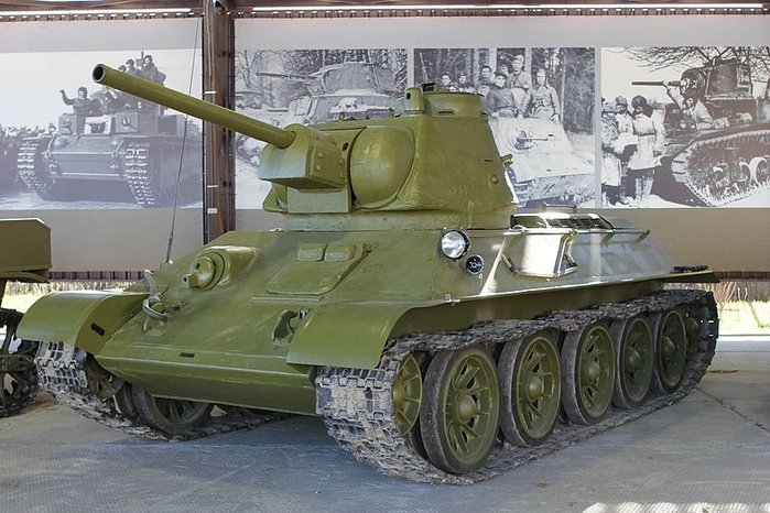 T-34 1942 <ó: (cc) ٬֬ ֬֬Ӭ֬߬߬ Ӭ֬߬߬ ڬڬ at Wikimedia.org >