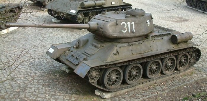 T-34-85 1945 <ó: (cc) Radomil at Wikimedia.org >