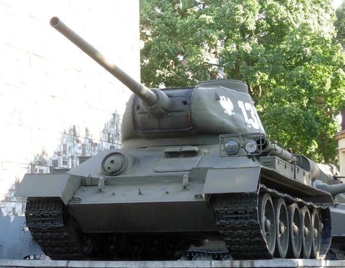 T-34-85M <ó: (cc) Pit1233 at Wikimedia.org >