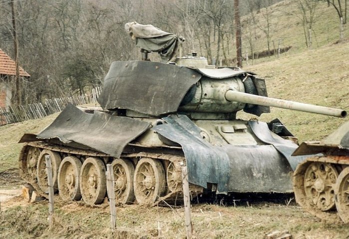 1996 Ͼ   Ĵ ư ݱ Ҽ T-34-85 <ó: (cc) Paalso at Wikimedia.org >