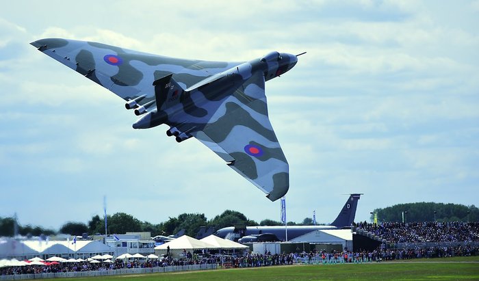   忡 ÿ   ̷  XH558 . 鼭 Ư¡  ִ ﰢ, ׸ ü   4  Ư¡̴. <ó:  /Tech. Sgt. Chrissy Best>
