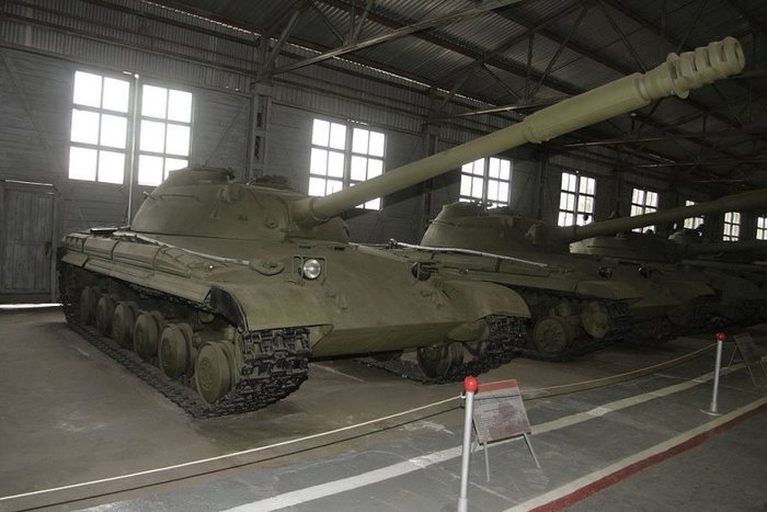 옉Ʈ 430 밡  ű ϴ  ָ Ծ  Ǿ. ̷  ޿  T-62 źߴ. <ó: (cc) Serguei S. Dukachev at Wikimedia.org >