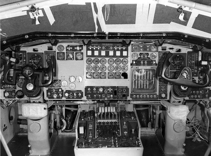 XB-70  .   ҽǵ XB-70 2(AV-2)  ȴ. <ó:  >