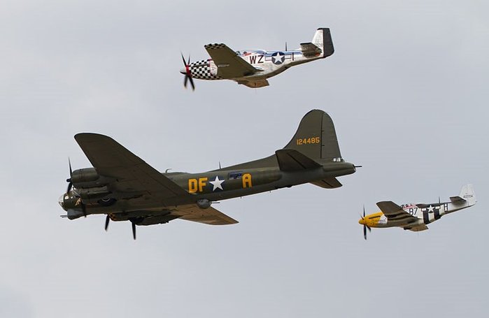 B-17 ݱ ù   P-51. Ÿ  ɷ  ݱ   븩 ߴ. <ó: (cc) Tony Hisgett at Wikipedia.org >