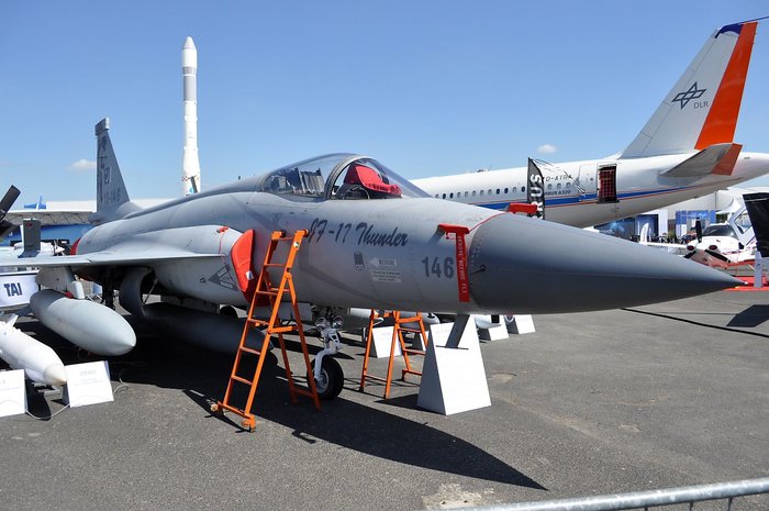 2015  ĸ   ߿ 忡 ֱǾ ִ JF-17 . <ó: Wikimedia Commons/ Eric Salard>
