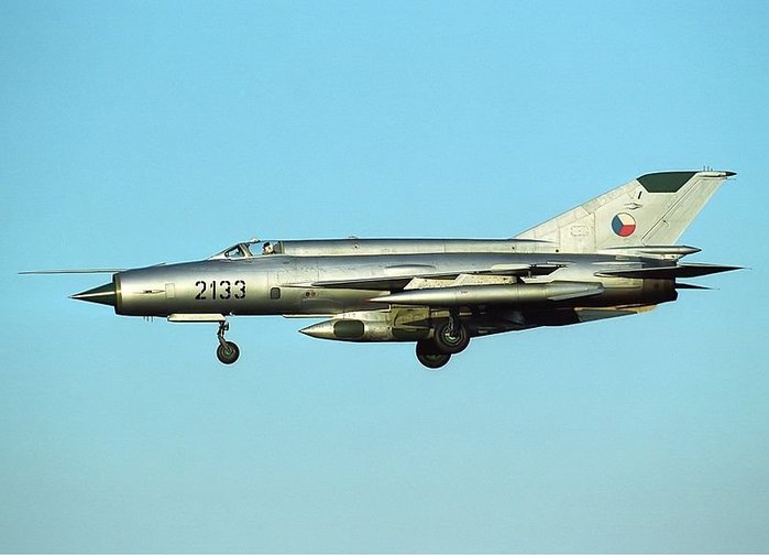 MiG-21R < ó: (cc) Chris Lofting at Wikimedia.org >