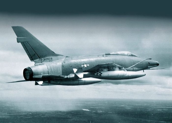   ô븦  F-100.  װ 翡   Ŀٶ ŸƲ    ªҴ. < ó: Public Domain >