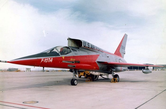 F-100B < ó: Public Domain >