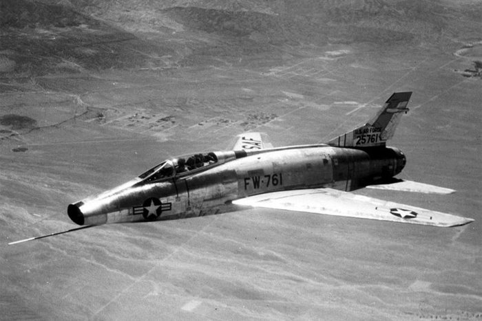 ʱ  F-100A.    巯鼭 ġ ʾ. < ó: Public Domain >