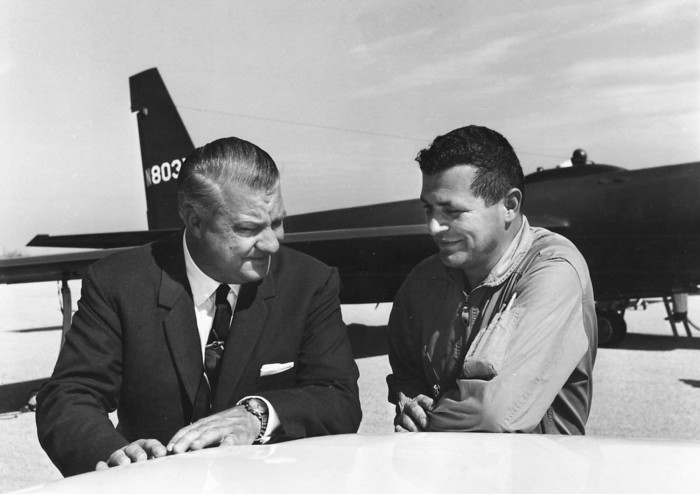 1966,   װ  ̸ (Kelly Johnson/) U-2 ǰ  ΰ ý  Ŀ(Francis Gary Powers) () . Ŀ    Ҽ̾ 1956 CIA U-2   ҷ  ߴٰ ߸ ߴ. (ó: Lockheed Company)